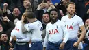 Perayaan gol balasan Tottenham Hotspur pada laga lanjutan Premier League yang berlangsung di Stadion Anfield, Liverpool, Minggu (31/3). Liverpool menang 2-1 atas Tottenham Hotspur. (AFP/Paul Ellis)