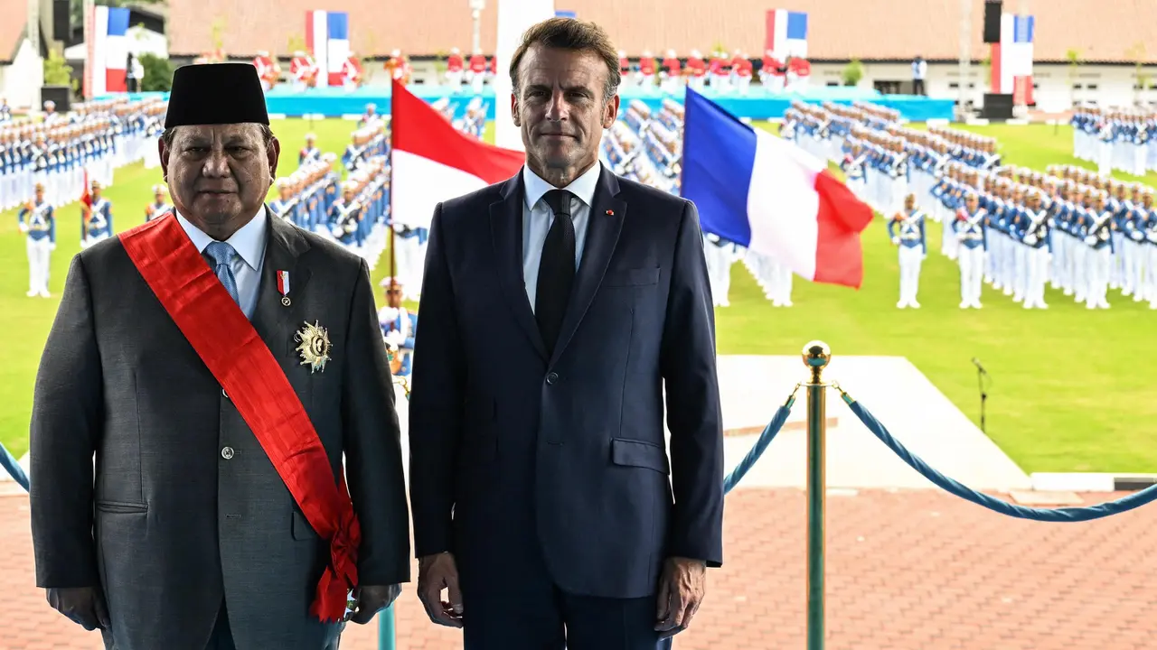 Momen Presiden Prabowo Subianto Terima Grand Croix de la Légion d’Honneur dari Emmanuel Macron