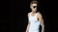 Manggung, Justin Bieber Dilempari Botol