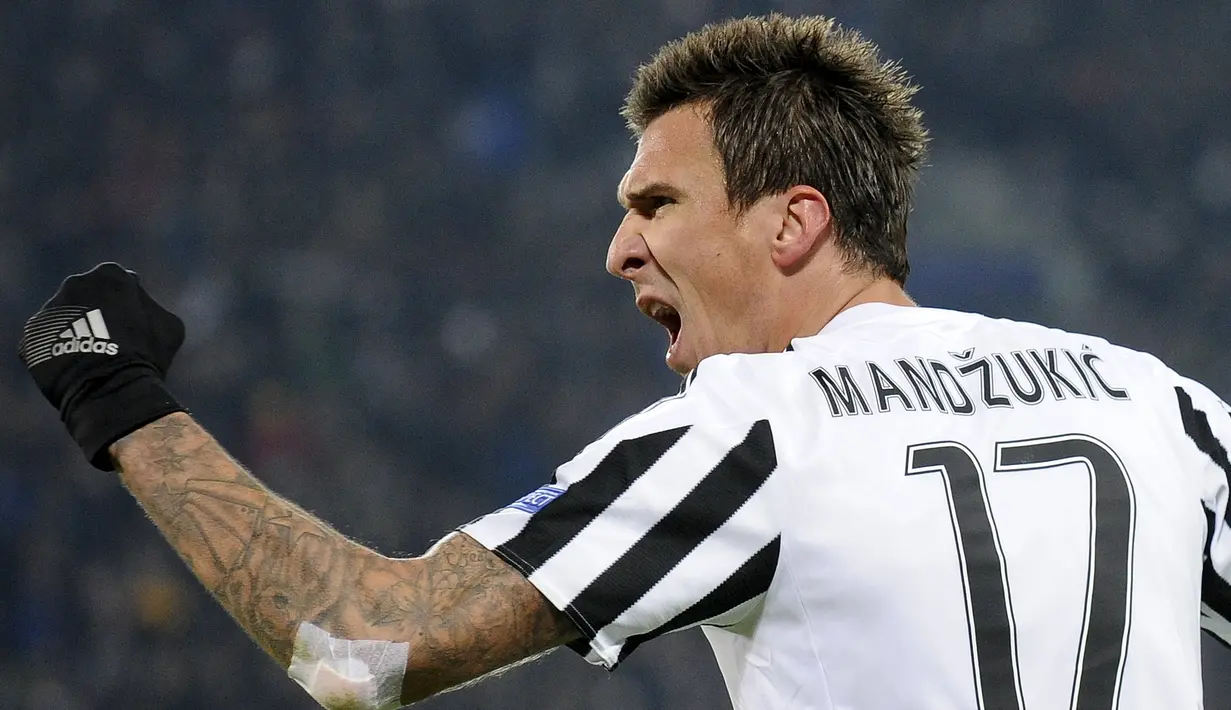Penyerang Juventus, Mario Mandzukic melakukan selebrasi usai mencetak gol kegawang City pada laga Grup D Liga Champions di Juventus Stadium, Turin, Italia, Kamis (26/11).  Juventus menang atas City dengan skor 1-0. (Reuters/Giorgio Perottino)