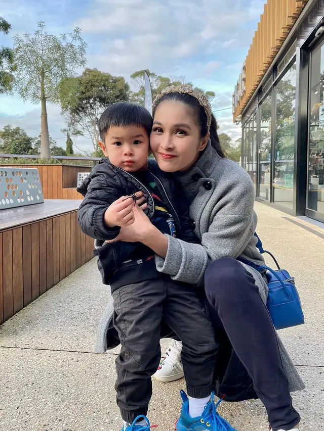 Tips Menjadi Ibu Bahagia ala Sandra Dewi, Kunci Keluarga Harmonis