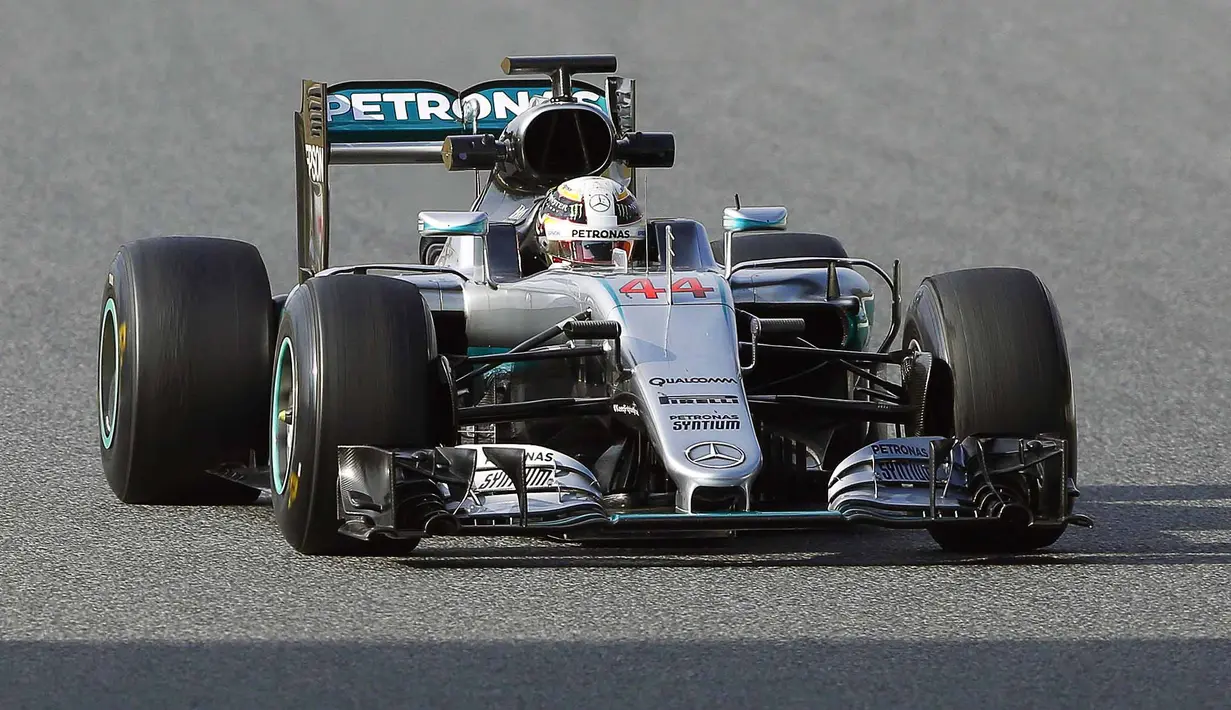 Lewis Hamilton dari Mercedes memacu mobilnya dengan kecepatan maksimum adalah 1m25,051s dari 90 lap pada sesi tes pramusim kedua di Sirkuit Catalunya, Barcelona, selasa (2/3/2016) malam WIB. (EPA/Andreu Dalmau)