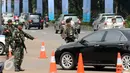 Personel TNI bersenjata lengkap menyetop kendaraan yang akan masuk kawasan Gelora Bung Karno, Jakarta, Senin (6/3). Pengamanan ini terkait pelaksanaan KTT IORA 2017 yang digelar di Jakarta Convention Center 5-7 Maret. (Liputan6.com/Helmi Fithriansyah)