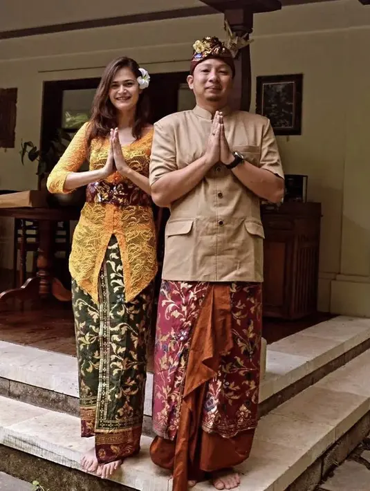 Sabai memiliki darah Jerman-Minang, punya wajah bule ia tampil mengenakan kebaya bordiran oren lengkap dengan obi dan kain batik sebagai bawahannya. [Instagram/@sabaidieter]
