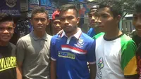 Zulham Zamrun bersama pesepak bola dari Provinsi Ternate. (Bola.com/Bagas Rahadyan)