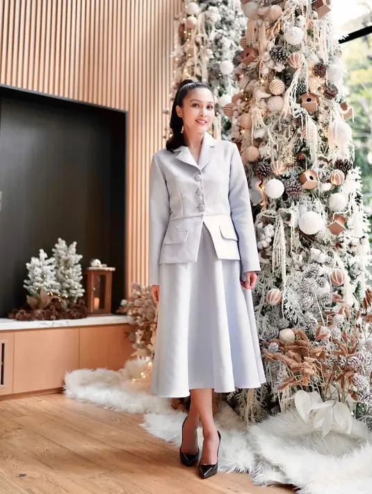 Jacket dan rok A-line menampilkan kesan klasik yang menakjubkan. [Foto: Sandra Dewi/ Instagram]