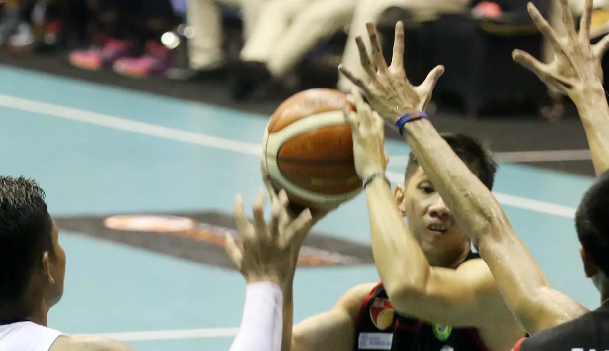 Pemain Hangtuah Sumsel, Mei Joni mencoba melewati hadangan para pemain Garuda Bandung pada lanjutan IBL Reguler Season 2015-2016 di Hall A Senayan, Jakarta, Selasa (12/1/2016). Garuda Bandung menang 67-62. (Bola.com/Nicklas Hanoatubun)