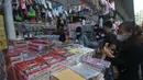 Calon pembeli melihat-lihat kios perlengkapan alat tulis sekolah di Pasar Asemka, Jakarta, (4/7/2024). (merdeka.com/Imam Buhori)
