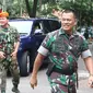 Panglima TNI Jendral Gatot Nurmantyo memasuki lapangan Kopassus grup 1, Serang,  Banten, Minggu (30/10). Gatot memberikan pernyataan kepada TNI agar para prajuritnya tidak tersekat-sekat dalam suku, agama dan golongan. (Liputan6.com/Helmi Affandi)