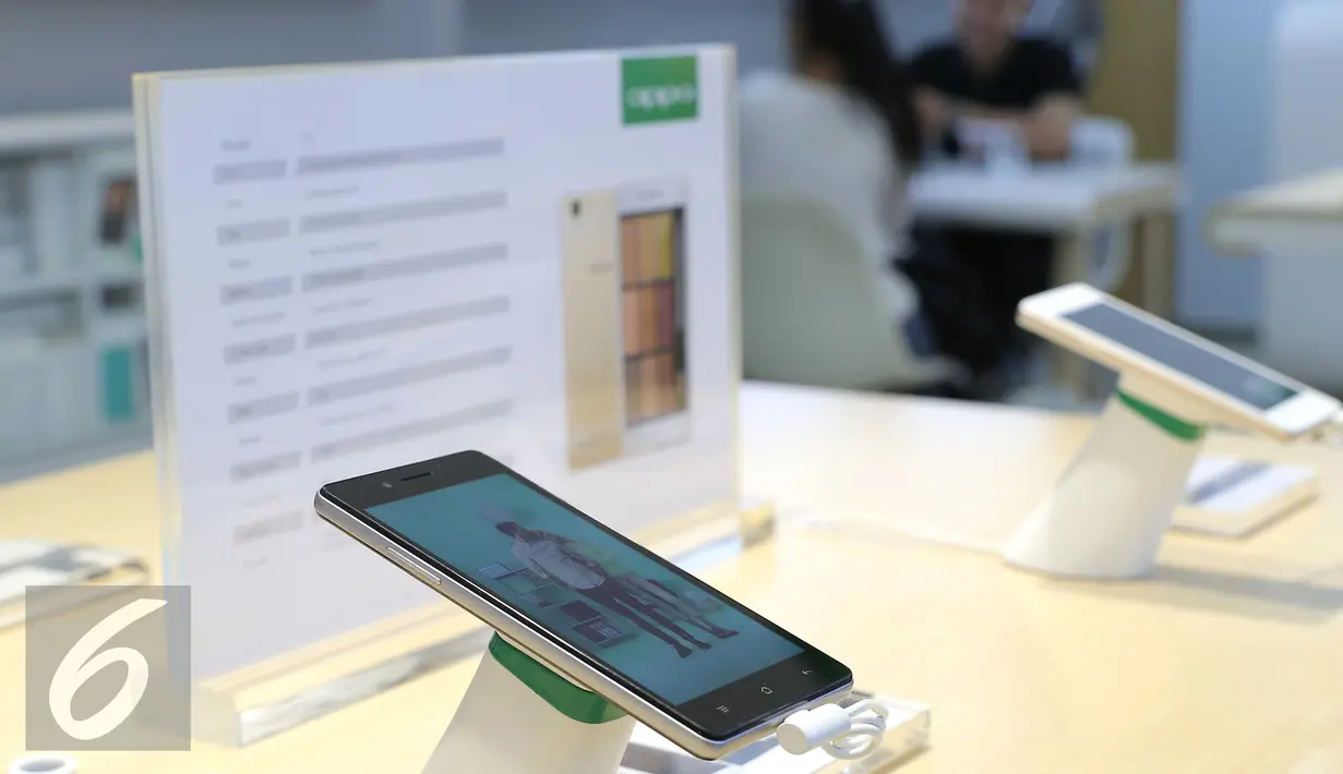Produk ponsel terlihat di pusat perbelanjaan, Jakarta (23/2). Pasar ponsel di Indonesia dianggap masih menjanjikan meski kebijakan keharusan setiap produsen memenuhi porsi tingkat komponen dalam negeri atau TKDN 4G LTE. (Liputan6.com/Angga Yuniar)