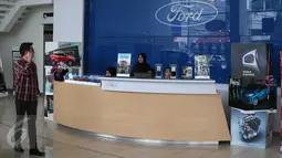 Aktivitas di salah satu dealer mobil Ford di Jakarta, Selasa (26/1). Ford memastikan para konsumen dapat tetap mengunjungi dealer Ford untuk layanan penjualan, servis, dan garansi hingga beberapa waktu ke depan di tahun ini. (Liputan6.com/Angga Yuniar)