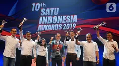 Presiden Direktur Astra Prijono Sugiarto (tengah) foto bersama dengan penerima apresiasi pada Malam Penghargaan 10th SATU Indonesia Awards 2019 di Jakarta, Jumat (4/10/2019). Keenam penerima apresiasi tersebut akan mendapat dana pembinaan Rp60 juta. (Liputan.com/HO/Eko)