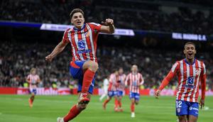 Pemain depan Atletico Madrid asal Argentina #19 Julian Alvarez (kiri) merayakan gol pertamanya setelah mengeksekusi penalti dalam pertandingan sepak bola Liga Spanyol antara Real Madrid&nbsp;vs Club Atletico Madrid di Stadion Santiago Bernabeu pada Minggu, 9 Februari 2025 dini hari WIB. (Thomas COEX / AFP)