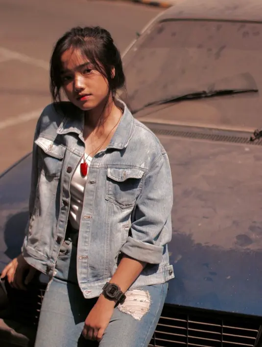Denim menjadi busana pilihan banyak orang karena bisa memberikan kesan santai dan stylish. Hal itu juga dilakukan oleh Fuji. Gadis 19 tahun ini tampil trendi dengan jaket denim. (Liputan6.com/IG/@fuji_an)