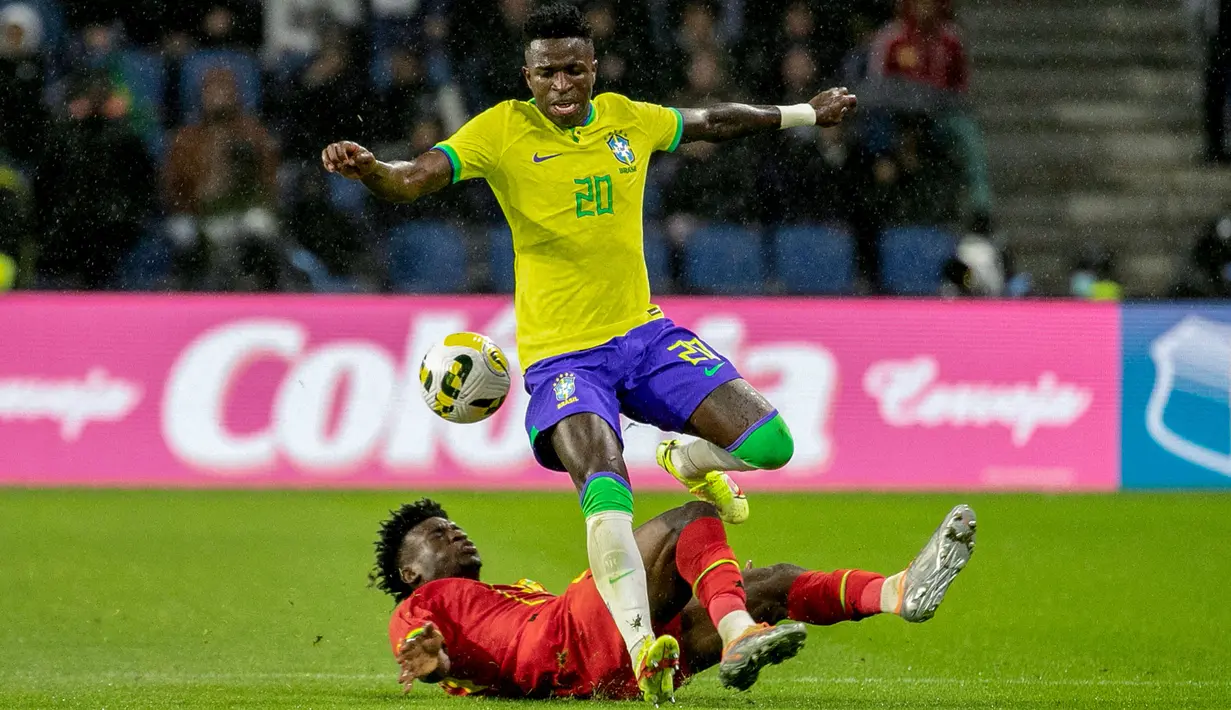 Vinicius Junior merupakan salah satu bagian terpenting di skuad Real Madrid pada beberapa musim terakhir. Bahkan, pemuda 22 tahun itu sudah meraih hampir gelar major bersama Los Blancos. Ia merupakan pemain dengan kemampuan dribel dan kecepatan di atas rata-rata serta skillfull dalam mengolah bola. Bersama Timnas Brasil, Vini sudah mengemas 15 caps dan mencetak satu gol. Di Piala Dunia 2022 nanti, ia menjadi salah satu debutan yang paling layak dinantikan aksinya. (AFP/Lou Benoist)