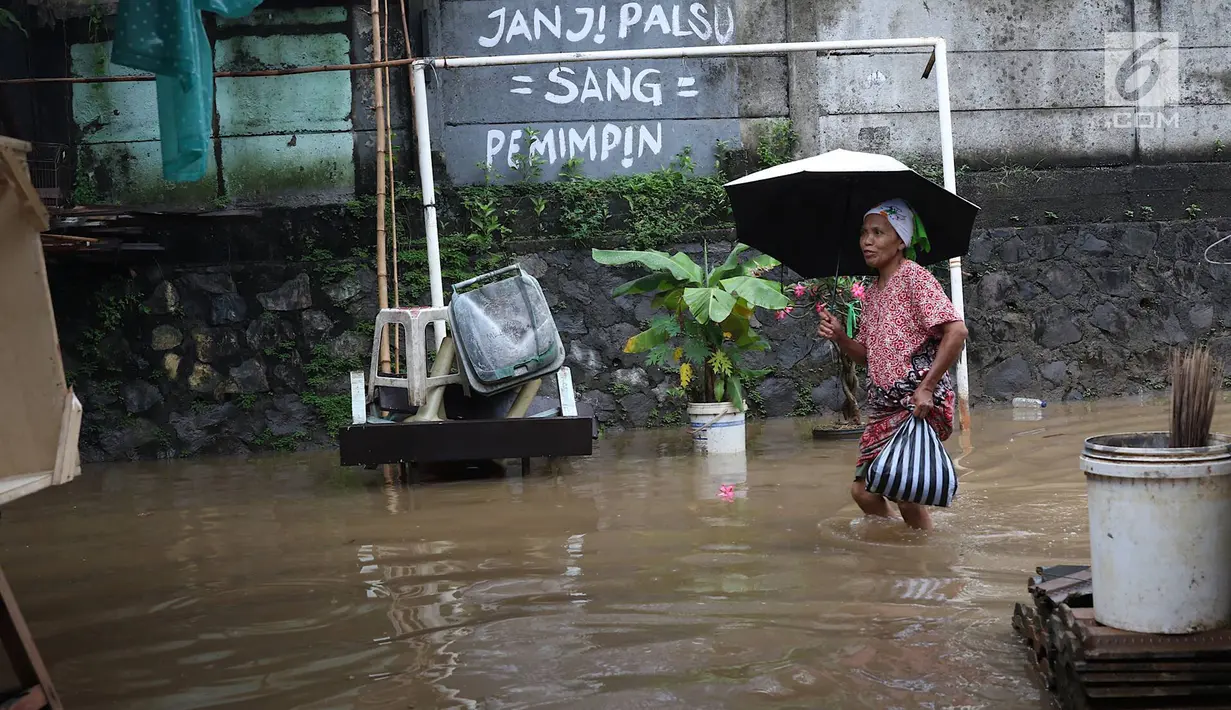 Warga melintasi banjir yang menggenangi kawasan Cilandak Timur, Jakarta Selatan, Selasa (22/1). Hujan deras yang mengguyur Jakarta dan sekitarnya sejak pagi menyebabkan banjir di sejumlah sudut Ibu Kota. (Liputan6.com/Immanuel Antonius)
