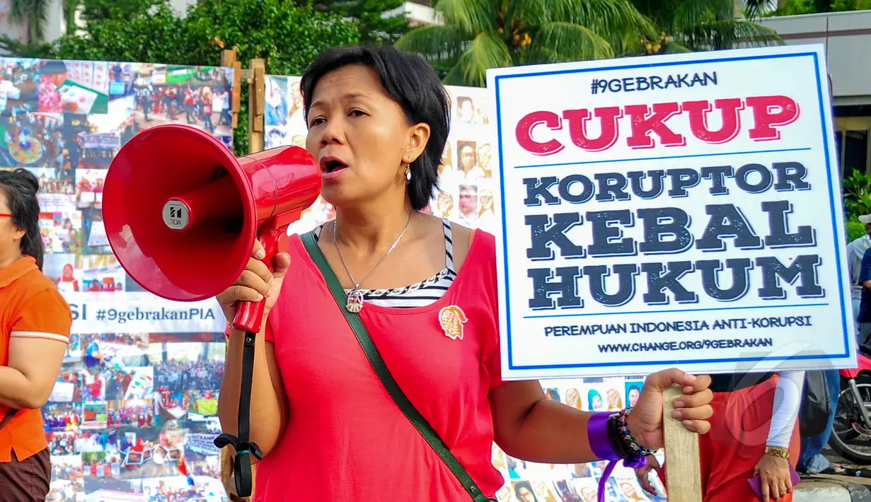 Seorang aktivis Perempuan Indonesia Antikorupsi berorasi saat menggelar aksi menolak korupsi di Bundaran HI, Jakarta, Minggu (8/3/2015). Mereka juga meminta Presiden Jokowi tegas dalam memberantas korupsi di Indonesia. (Liputan6.com/Yoppy Renato) 