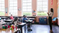 Ilustrasi ruang kelas, mengajar, guru. (Foto oleh RDNE Stock project: https://www.pexels.com/id-id/foto/sekolah-anak-kecil-siswa-belajar-8500673/)