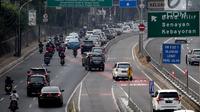 Kendaraan melintasi kawasan sistem ganjil genap di Jalan S Parman, Jakarta, Rabu (1/8). Pemprov DKI hari ini resmi memberlakukan sistem ganjil genap mulai pukul 06.00 WIB hingga 21.00 WIB setiap hari atau Senin hingga Minggu. (Liputan6.com/Johan Tallo)