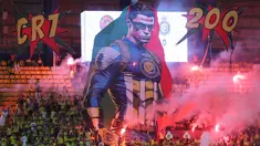 Cristiano Ronaldo kembali menjadi penentu kemenangan Al Nassr saat menghadapi Damac pada laga pekan ke-10 Liga Arab Saudi 2023/2024 yang berlangsung di King Saud University Stadium, Riyadh, Sabtu (21/10/2023) malam WIB. Sempat tertinggal lewat gol Georges Nkoudou pada menit ke-45, Al Nassr melakukan comeback sempurna dengan mencetak dua gol di babak kedua untuk membalikkan keadaan 2-1. Dua gol Al Nassr dicetak lewat dua sepakan bebas pemain andalannya, Anderson Talisca pada menit ke-52 dan Cristiano Ronaldo empat menit kemudian. Dalam laga tersebut para pendukung Al Nassr membentangkan spanduk raksasa bergambar superhero Captain America yang bagian kepalanya diganti dengan wajah CR-7 sebagai apresiasi capaian 200 caps bersama Timnas Portugal. (AFP/Fayez Nureldine)