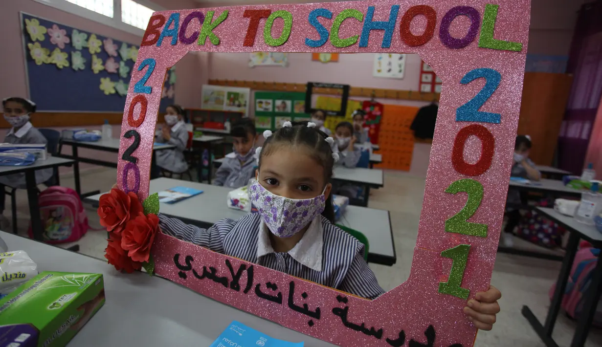 Para pelajar duduk di kelas pada hari pertama tahun ajaran baru di kamp pengungsi Al-Amari di Kota Ramallah, Tepi Barat (6/9/2020). Pelajar Palestina memulai tahun ajaran baru setelah belajar di rumah selama enam bulan akibat Covid-19. (Xinhua/Nidal Eshtayeh)