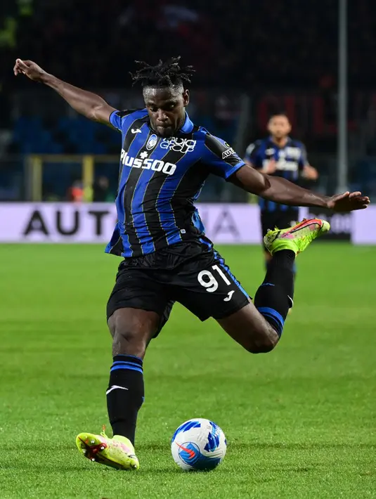Pemain Atalanta Duvan Zapata bersiap untuk melakukan tendangan penalti ke gawang AC Milan pada pertandingan Liga Italia Serie A di Stadion Gewiss, Bergamo, Italia, 3 Oktober 2021. AC Milan menang 3-2 atas Atalanta. (MIGUEL MEDINA/AFP)