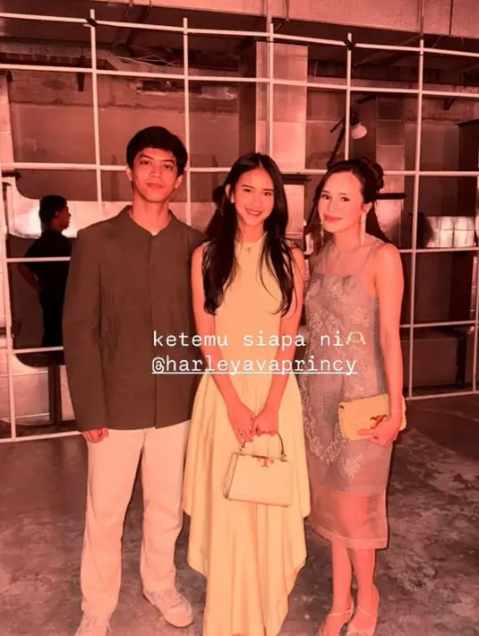 <p>Harleyava Princy mengenakan long dress slevlesss sambil membawa handbag. [@bebytsabina]</p>