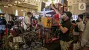 Pengunjung melihat-lihat mainan pada gelaran The Jakarta 17th Toys & Comics Fair 2022 di Balai Sudirman, Jakarta, Sabtu (5/3/2022). Event Pop-Culture untuk para pecinta hobi mainan koleksi dan komik berskala internasional ini kembali diselenggarakan di Jakarta. (Liputan6.com/Faizal Fanani)
