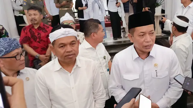 Menkop Ferry Juliantono bersama Gubernur Jawa Barat Dedi Mulyadi