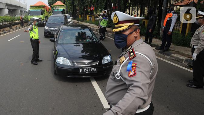 Petugas saat kegiatan Check Point Pengawasan Pelaksaanaan PSPBB di Jakarta selatan, Jumat (10/4/2020). Kegiatan gabungan Dishub dan Polda Metro Jaya menyasar pengemudi kendaraan bermotor yang tidak menggunakan masker dan aturan Pergub Nomor 33 Tahun 2020 tentang Pelaksanaan PPSB. (merdeka.com/Arie B