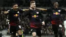 Penyerang RB Leipzig, Timo Werner (tengah) berselebrasi usai mencetak gol lewat titik penalti ke gawang Tottenham Hotspur pada pertandingan leg pertama 16 besar Liga Champions di Stadion Tottenham,  London, Inggris, Rabu (19/2/2020). RB Leipzig Menang atas Tottenham 1-0. (AP Photo/Matt Dunham)