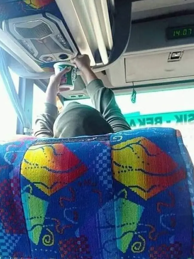 7 Aksi Kocak Orang saat Mendinginkan Makanan Ini Bikin Geleng Kepala