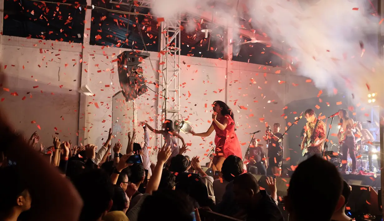 Meski telah dua tahun lalu merilis albumnya, namun terlihat kemeriaahan dari para penonton yang hadir ikut bernyanyi sambil mengangkat kedua tangannya. (Dreses Putranama/Bintang.com)