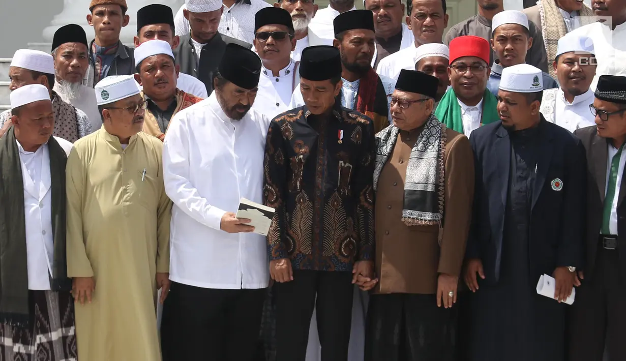Presiden Joko Widodo (Jokowi) didampingi Ketum NasDem Surya Paloh saat menerima sejumlah ulama dan tokoh masyarakat dari Provinsi Aceh di Istana Negara, Jakarta, Selasa (5/3). (Liputan6.com/Angga Yuniar)