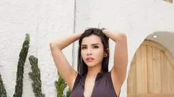 Pada unggahan foto terbarunya, Maria Vania tampil cantik dengan rambut panjang yang digerai. Paras cantik yang menawan dari Vania memberi kesan seksi tersendiri di foto ini. Perempuan 31 tahun itu berpose mengangkat kedua tangannya hingga ke kepala belakang. Vania seperti ingin memperlihatkan ketiak yang putih dan mulus seperti tanpa noda. (Instagram/maria_vaniaa)