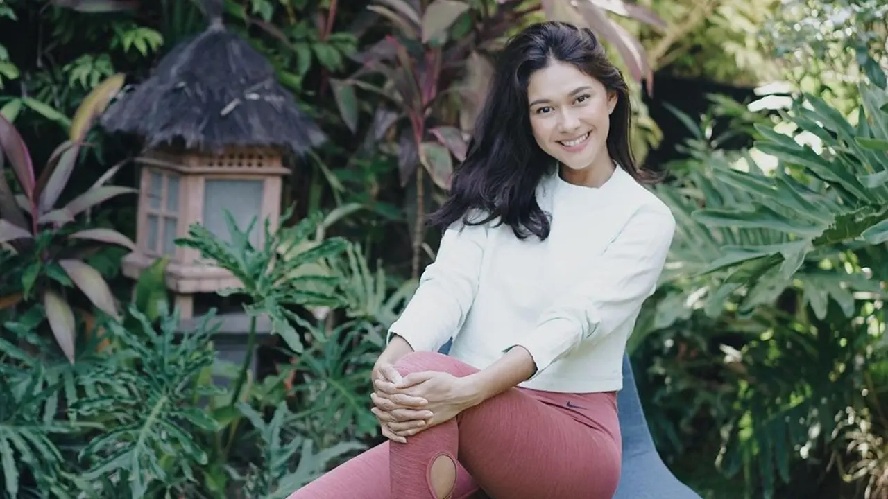 FOTO: Gaya Casual Nana Mirdad dengan Busana Putih, Tampil Menawan