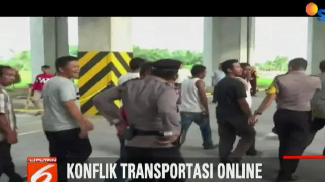 Empat mobil taksi Bandara rusak akibat hantaman kayu dan batu dari pihak taksi online