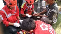 PMI Surabaya melakukan pertolongan pertama pada korban cedera ringan akibat bom Surabaya. (Foto: dok. PMI)