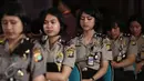 Sejumlah polisi wanita (polwan) berjaga saat Debat Final di Bidakara, Jakarta, Jumat (10/2). Para Polwan ini ditempatkan berdampingan dengan pendukung pasangan Cagub & Cawagub DKI  Jakarta. (Liputan6.com/Faizal Fanani)