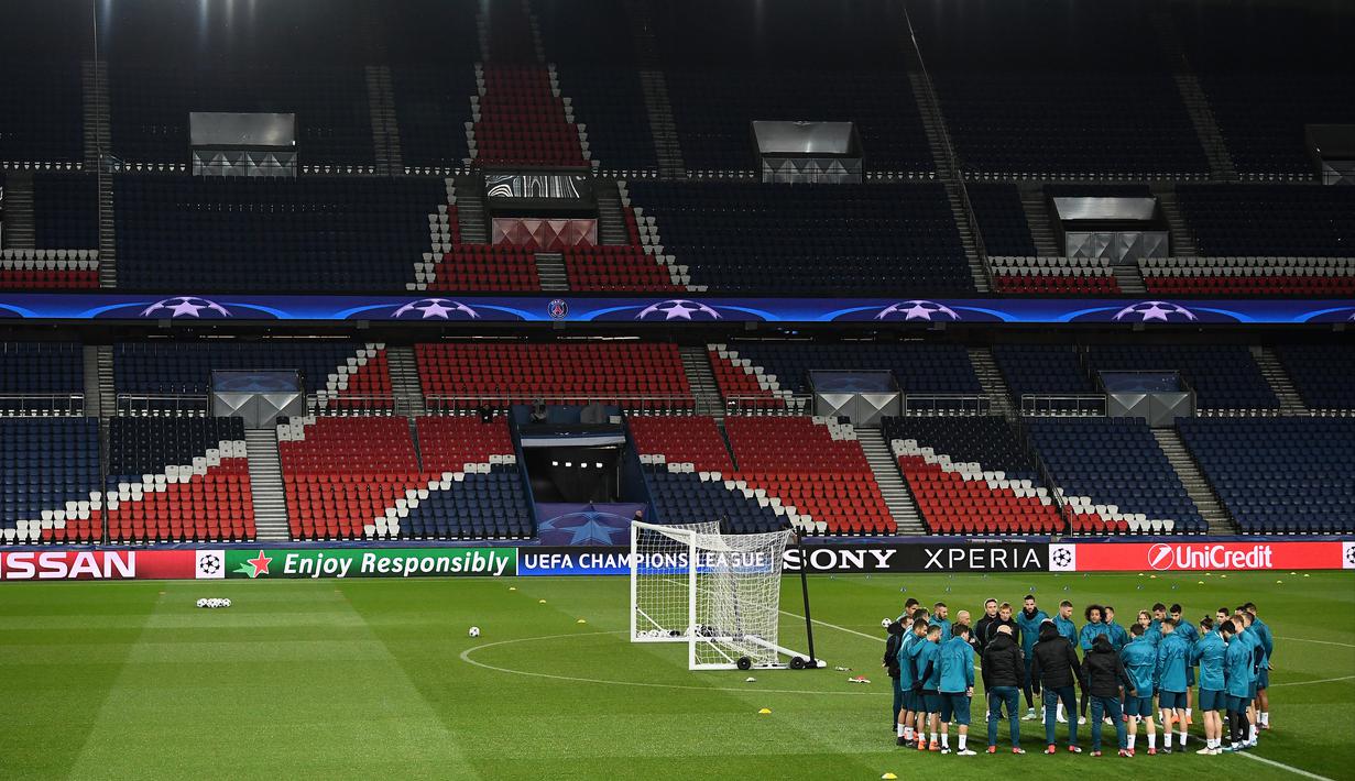 Pemain dan pelatih Real Madrid berkumpul di lapangan jalang menghadapi Paris Saint Germain (PSG) di Stadion Parc des Princes di Paris, Prancis, Senin (5/3). (FRANCK FIFE/AFP)