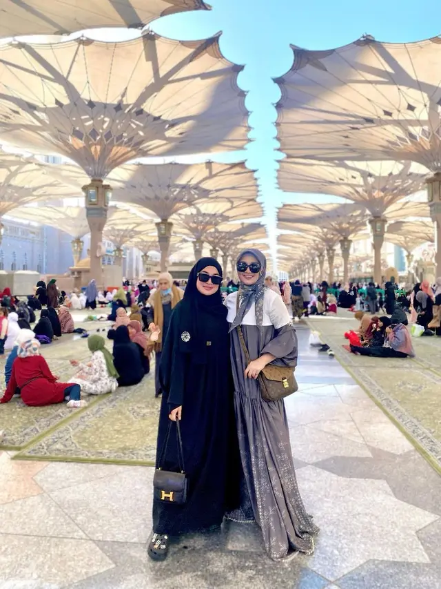 8 Potret Fitri Carlina dan Suami Jalani Umroh, Persiapannya Singkat