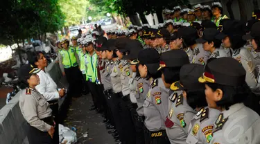 Sejumlah polisi wanita (Polwan) Polda Metro Jaya saat apel usai berjaga-jaga di Bundaran HI, Jakarta, Kamis (21/11/2014). (Liputan6.com/Johan Tallo)