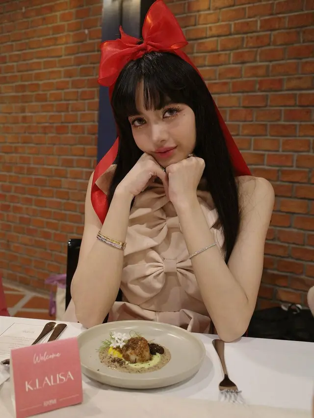 7 Momen Lisa Blackpink saat Rayakan Ulang Tahun di Thailand, Outfitnya Curi Perhatian