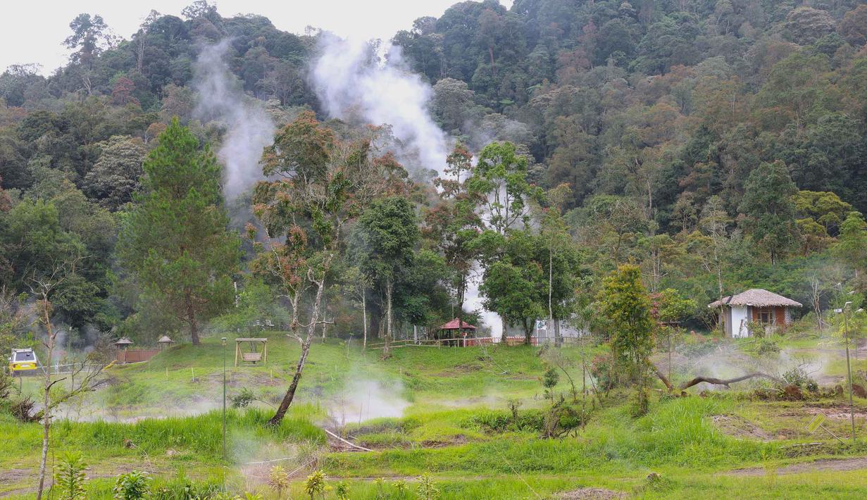 Area kawah yang mengeluarkan uap panas, sering digunakan untuk terapi kesehatan. Tampak dalam foto, suasana di kawasan wisata Kawah Kamojang, Kabupaten Garut, Jawa Barat. (Kapanlagi.com/Budy Santoso)