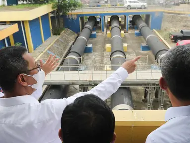 Pejabat (Pj) Gubernur DKI Jakarta Heru Budi Hartono (kedua kiri) bersama Ketua DPRD DKI Jakarta Prasetyo Edi Marsudi (kanan) meninjau Rumah Pompa Waduk Pluit di kawasan Penjaringan, Jakarta Utara, Rabu (19/10/2022). Tinjauan ini bertujuan untuk melihat kondisi rumah pompa dalam mengantisipasi untuk menghadapi musim penghujan tahun ini. (Liputan6.com/Herman Zakharia)