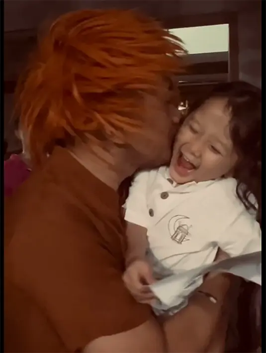 Unggahan tersebut membuat banyak teman selebriti dan warganet ngakak. "Aduhhh ngakak," tulis istri Hanung. "duh ngakkkkaaaakkkkkkkkkkk 🤣🤣🤣🤣 ilang semuaaaa lelahnyah iniiiih 👏👏👏 selamat kang," tulis Meisya Siregar. [Instagram/hanungbramantyo]