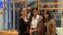 Titi Radjo Padmaja tampil dengan gaya layering, ia mengenakan inner kemeja putih dipadukan blazer leather coklat serta bwahan celana panajng hijau. Ia pun membawa Tas Hermes mini kelly coklat seharga Rp180 jutaan melihat laman wararani.com. [@michelemaryam]