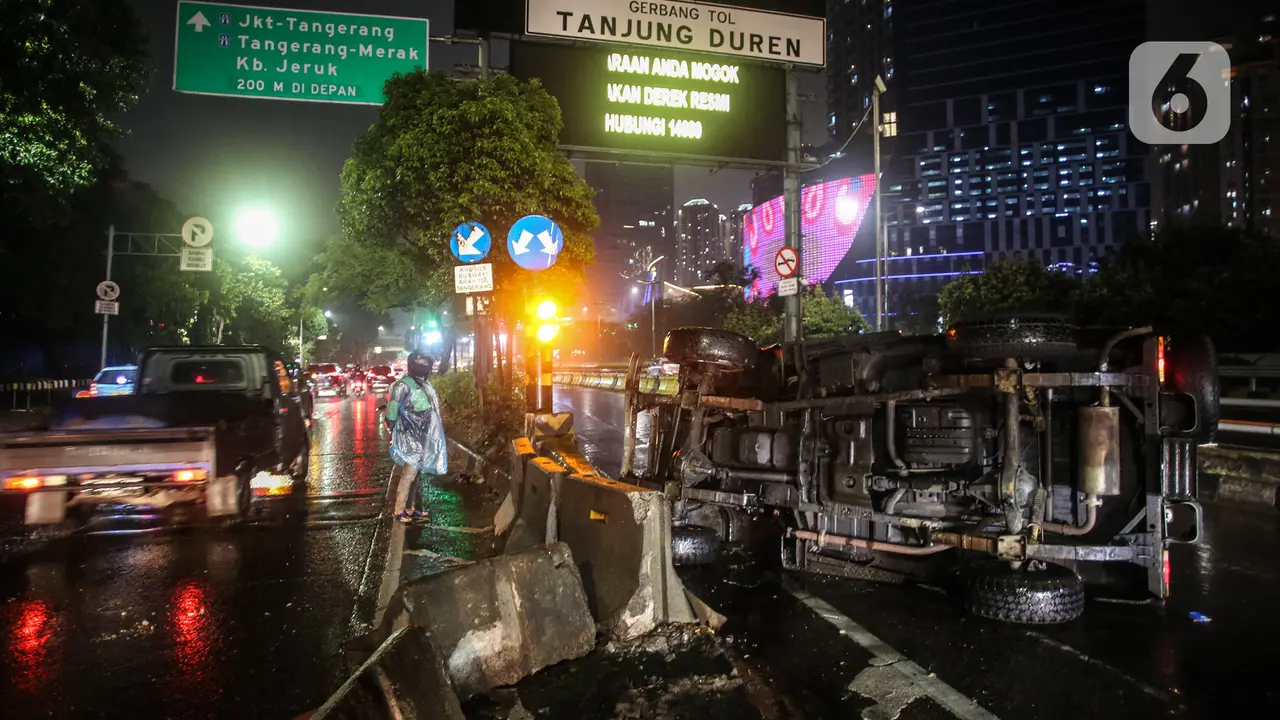 Kondisi Mobil yang Terguling di Depan Gerbang Tol Tanjung Duren