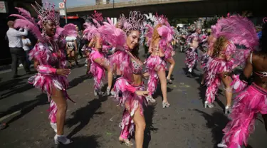 Sejumlah wanita mengenakan kostum tampil dalam Karnaval Notting Hill di London (28/8). Karnaval ini di gelar untuk merayakan budaya Karibia dan India Barat serta kesetaraan rasial di London. (AP Photo / Tim Irlandia)