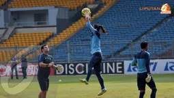 Jelang laga melawan Cina kemampuan dan kelincahan para penjaga gawang Timnas Indonesia terlihat semakin ditingkatkan oleh Pelatih penjaga gawang Timnas Indonesia, Fabio Tependino (Liputan6.com/ Helmi Fithriansyah)